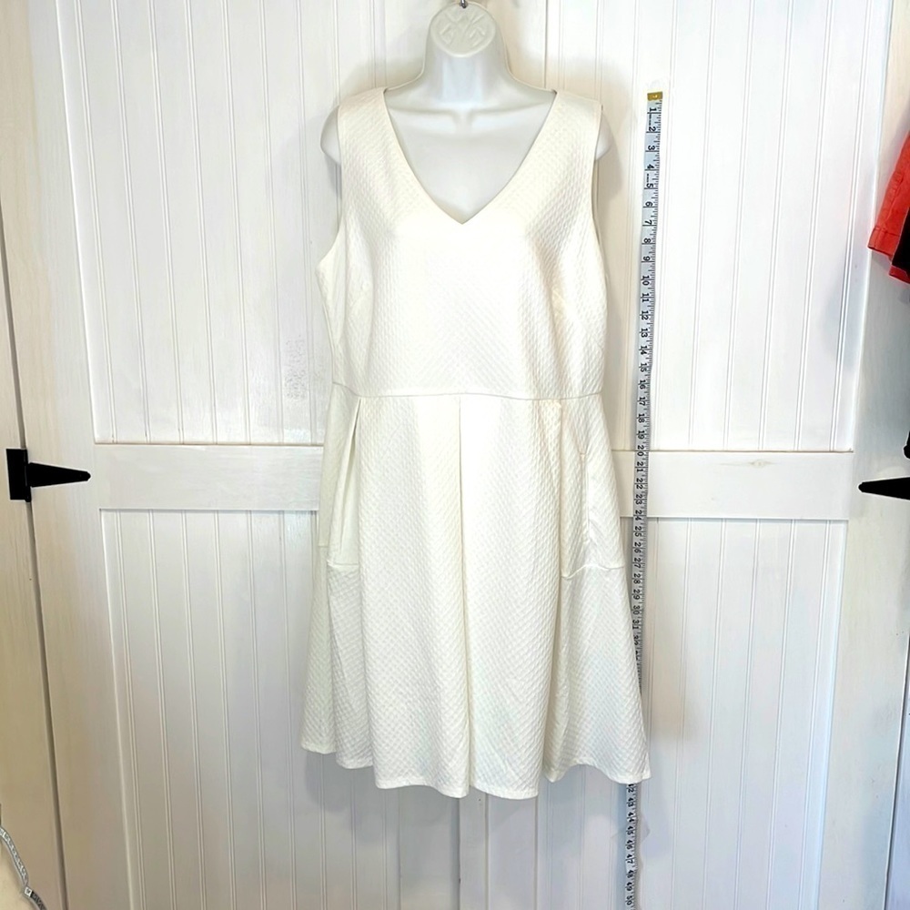Liz Claiborne, beautiful winter white, midi, fit & flare dress size 16
